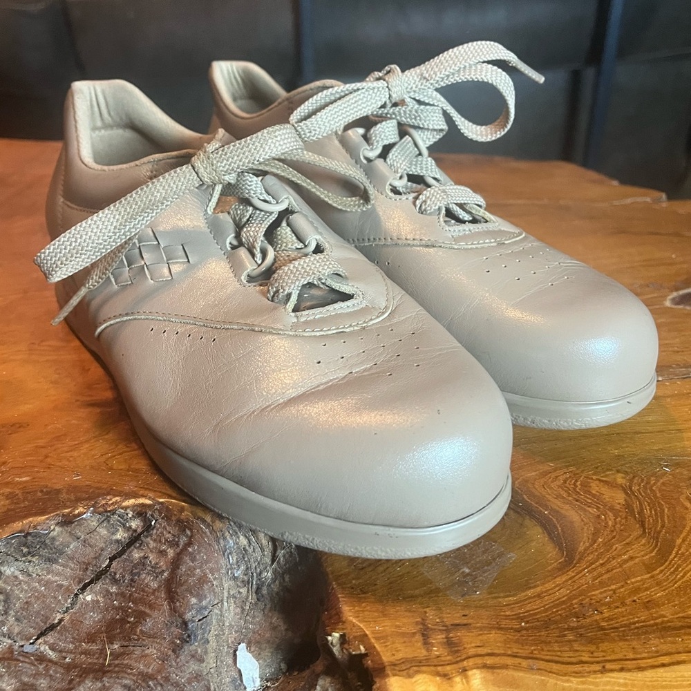 SAS Women’s Free Time Leather Walking Shoe Bone Size 6.5m